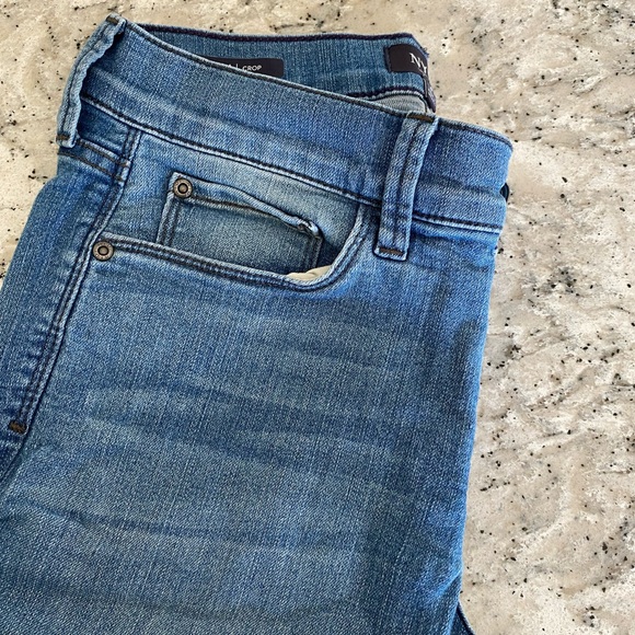 EUC NYDJ “Marilyn” crop jeans with Lift-Tuck Technology, size 6 - Picture 4 of 7